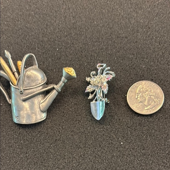 Gardening Silver and Gold Watering Can spade pin - Picture 2 of 3
